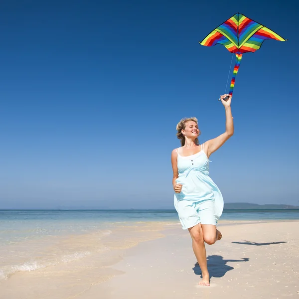 Mulher relaxante em uma praia tropical — Fotografia de Stock