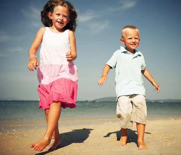 Kleine Kinder amüsieren sich am Strand — Stockfoto