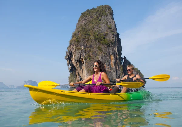 Casal jovem mar caiaque — Fotografia de Stock