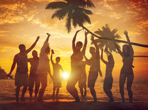 Mensen genieten van partij aan het strand — Stockfoto