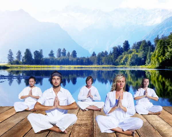 Mensen doen meditatie in de buurt van bergketen — Stockfoto