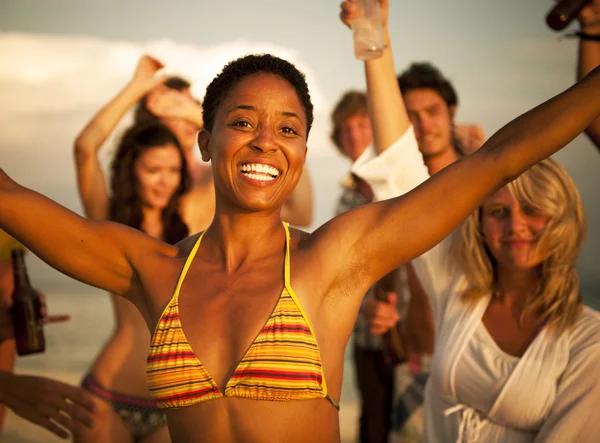 Människor njuter av en sommar beach party — Stockfoto