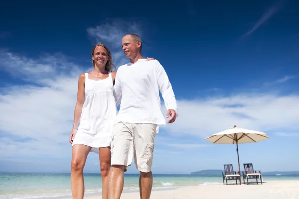 Koppel wandelen op het strand — Stockfoto