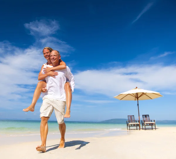 Koppel wandelen op het strand — Stockfoto