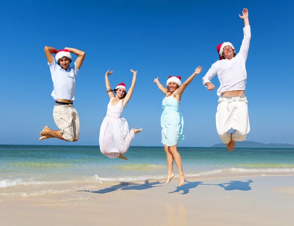 Casais comemorando na praia Natal — Fotografia de Stock