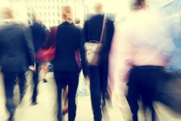 Zakenmensen wandelen in de stad — Stockfoto