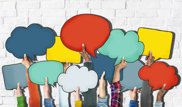 Renkli konuşma balonları holding eller