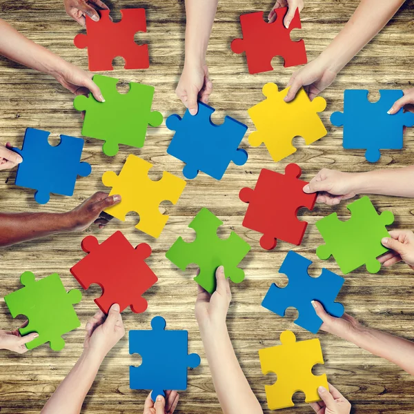 Ruce držící Jigssaw Puzzle — Stock fotografie