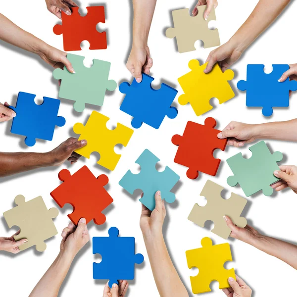 Mani che tengono puzzle Jigssaw — Foto Stock