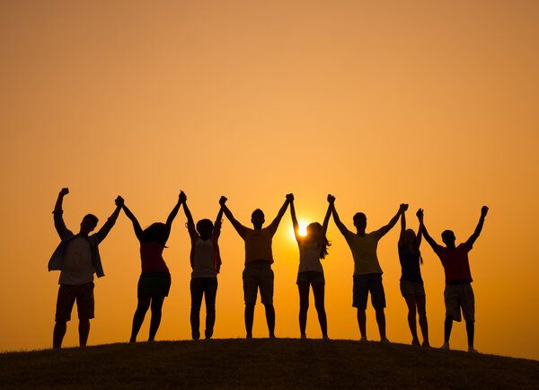 Mensen vieren van succes op zonsondergang — Stockfoto