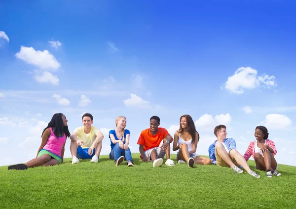 College students talking on hill — Stock Photo, Image