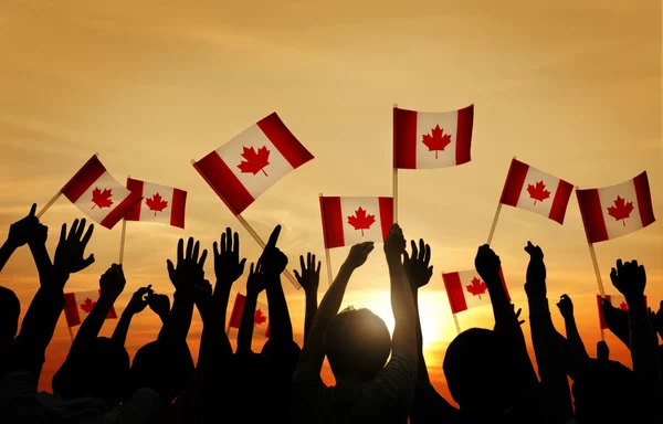 Gente ondeando banderas canadienses — Foto de Stock