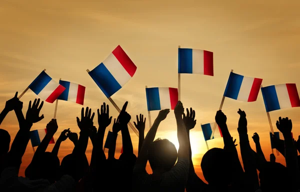 Mensen zwaaien Franse vlaggen — Stockfoto