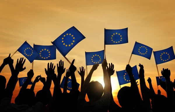 Des gens agitant des drapeaux de l'Union européenne — Photo