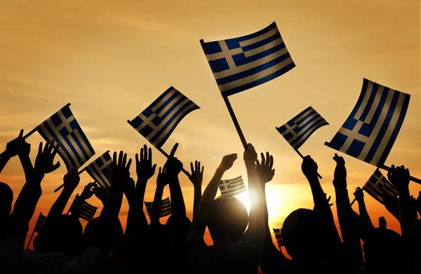 그리스의 깃발을 들고 사람들 — 스톡 사진
