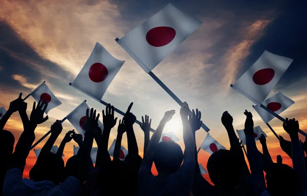 Pessoas acenando bandeiras japonesas — Fotografia de Stock