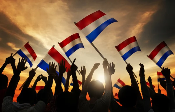 人们拿着旗帜的荷兰 — 图库照片