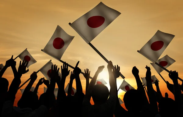 Gente ondeando banderas japonesas — Foto de Stock