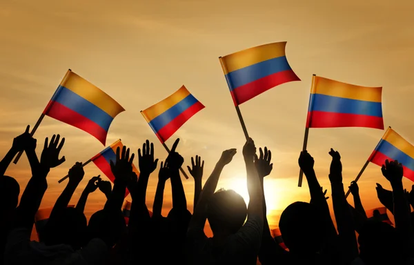 Gens tenant des drapeaux de Colombie — Photo