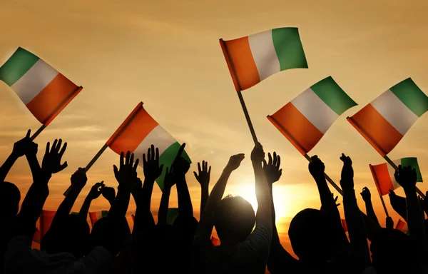 Menschen mit irischen Flaggen — Stockfoto