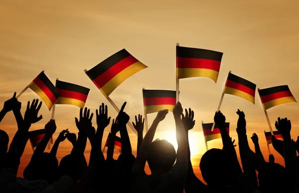 人们拿着德国的旗帜 — 图库照片