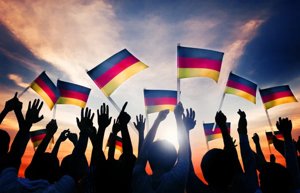Ανθρώπους που κρατάνε τη σημαία της Γερμανίας — Φωτογραφία Αρχείου