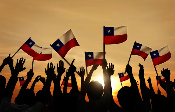 Mensen bedrijf vlaggen van Chili — Stockfoto