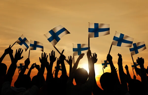 Mensen die de vlag van Finland — Stockfoto