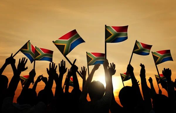 Άνθρωποι κουνώντας την Νοτιοαφρικανικά σημαίες — Φωτογραφία Αρχείου