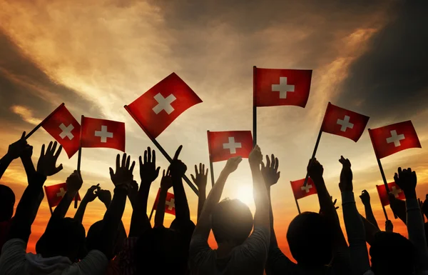 İsviçre bayrakları sallayarak insanlar