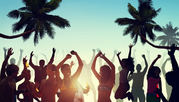 Pessoas que fazem festa pela praia — Fotografia de Stock