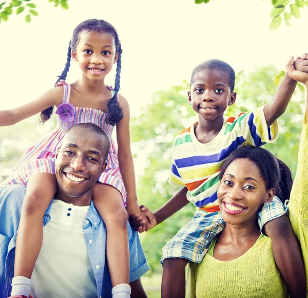 Ouders waardoor meeliften aan kinderen — Stockfoto