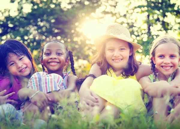 Kleine meisjes glimlachend in het Park — Stockfoto