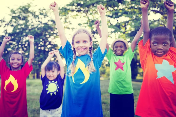 Divers kinderen spelen in de park — Stockfoto