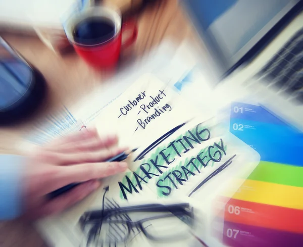 Hand, Notizbuch mit Marketingstrategie — Stockfoto