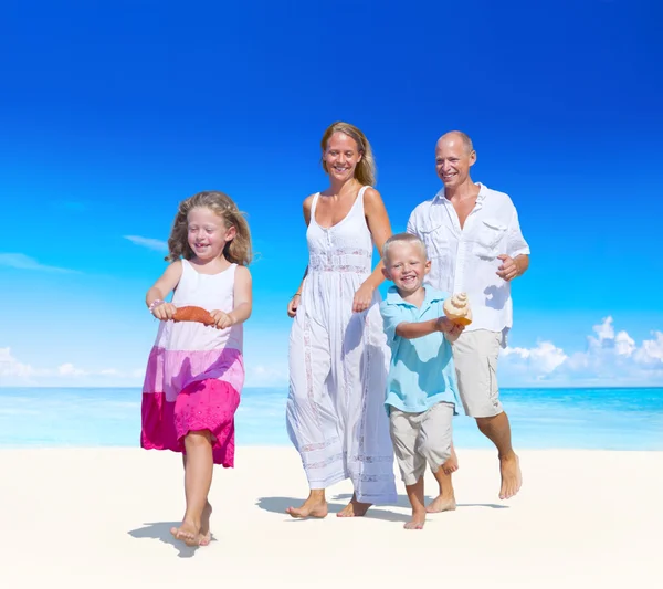 Familie hat Spaß am Strand lizenzfreie Stockbilder