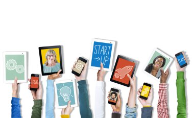 dijital cihazlar tutan eller