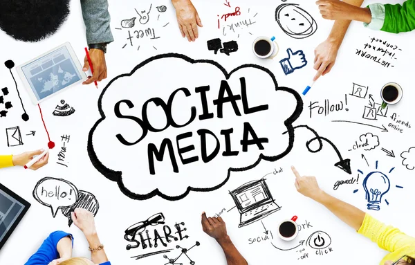 Concetto di persone con social media — Foto Stock