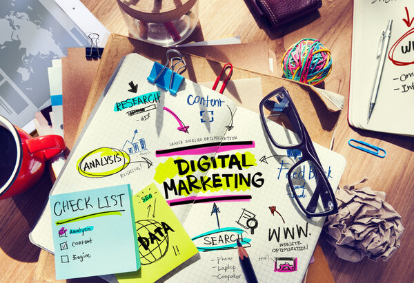 Escritorio con herramientas y notas — Foto de Stock