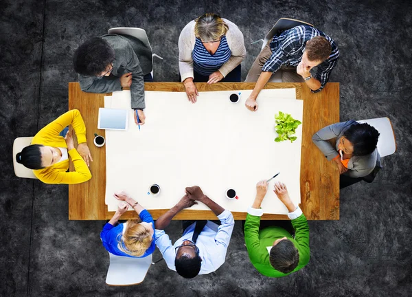 Pessoas diversas Brainstorming em reunião — Fotografia de Stock