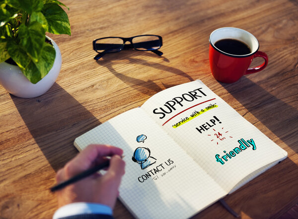 Человек, пишущий концепции обслуживания клиентов
