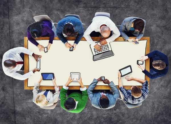 Diverse mensen met behulp van digitale apparaten — Stockfoto