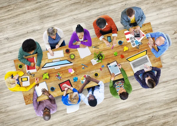 Diverse mensen werken — Stockfoto