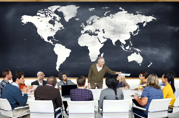 Pessoas em Reunião e Mapa Mundial — Fotografia de Stock