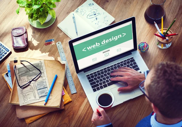 Designer che lavora su laptop — Foto Stock