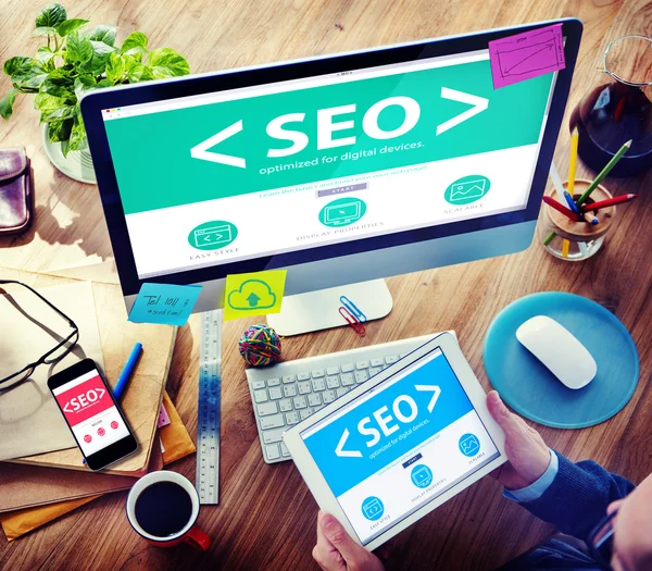 Man op zoek naar Seo concepten — Stockfoto