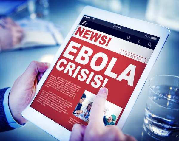 エボラ ニュースとタブレットを保持している実業家 — ストック写真