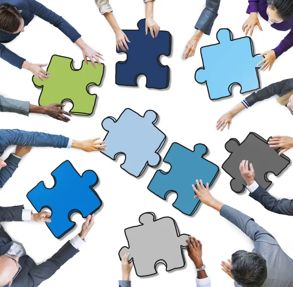 Persone che tengono puzzle — Foto Stock