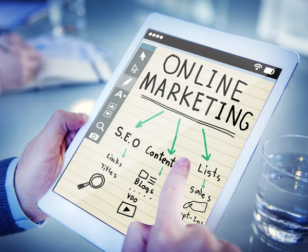 Hände halten Tablet mit Online-Marketing — Stockfoto