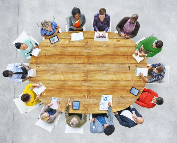 Menschen mit digitalen Geräten — Stockfoto